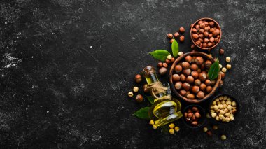 Fındık yağı ve taze fındık. Üst Manzara. Metnin için boş yer.