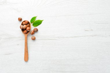 Tahta kaşıkta fındık. Üst manzara. Metnin için boş yer.