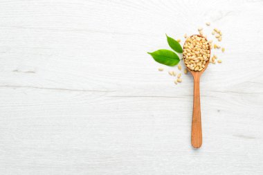 Tahta kaşıkta sedir fıstığı. Üst manzara. Metnin için boş yer.