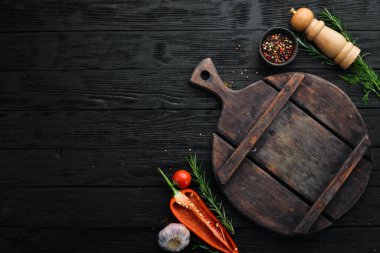 Yemek afişi. Baharat ve sebze. Üst Manzara. Metnin için boş yer.
