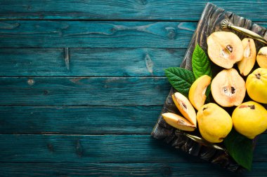 Tahtada taze ayva meyvesi. Üst Manzara. Metin için boş alan.