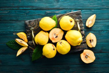 Tahtada taze ayva meyvesi. Üst Manzara. Metin için boş alan.