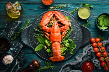 Siyah taş tabakta sebzeli haşlanmış ıstakoz. Deniz ürünleri. Üst Manzara. Metnin için boş yer.