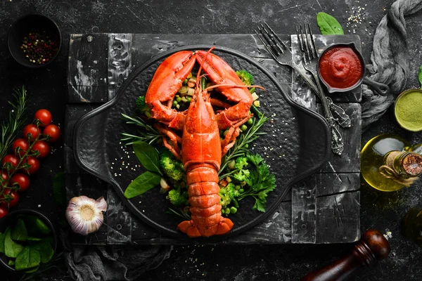 Langosta Hervida Con Verduras Plato Piedra Negra Mariscos Vista Superior — Foto de Stock