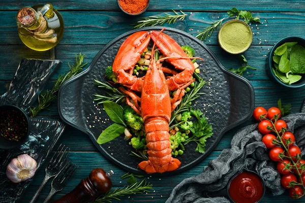 Gekochter Hummer Mit Gemüse Auf Einem Schwarzen Steinteller Meeresfrüchte Ansicht — Stockfoto
