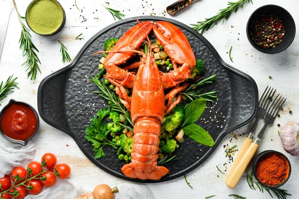 Langosta Hervida Con Verduras Plato Piedra Negra Mariscos Vista Superior — Foto de Stock