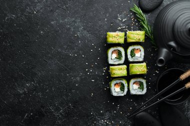 Japon suşisi -yeşil ejderha. Avokado, soğan, somon ve suşi peyniri. Üst görünüm.