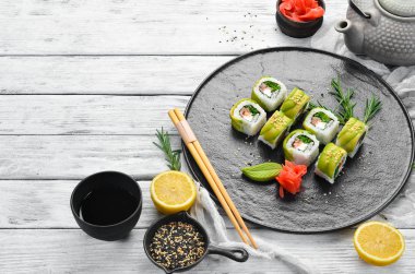 Japon suşisi -yeşil ejderha. Avokado, soğan, somon ve suşi peyniri. Üst görünüm.