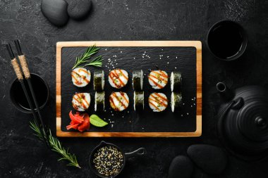 Okinawa 'da suşi ruloları. Yılan balığı, peynir, salatalık ve Unagi sosu. Japon geleneksel yemekleri