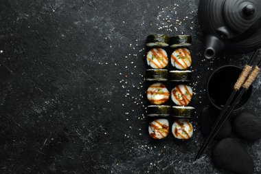 Okinawa 'da suşi ruloları. Yılan balığı, peynir, salatalık ve Unagi sosu. Japon geleneksel yemekleri