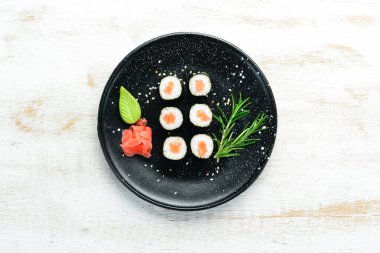 Somonlu suşi maki. Lezzetli suşi parçaları. Japon mutfağı.