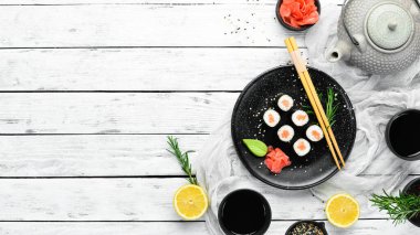 Somonlu suşi maki. Lezzetli suşi parçaları. Japon mutfağı.