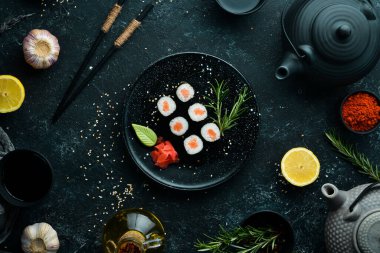 Somonlu suşi maki. Lezzetli suşi parçaları. Japon mutfağı.