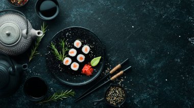 Somonlu suşi maki. Lezzetli suşi parçaları. Japon mutfağı.