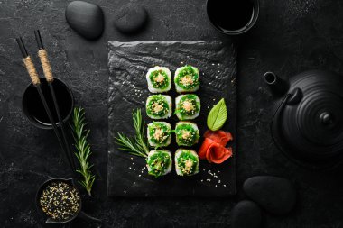 Suşi rulo - somon, salatalık ve Chuka salatası ile Kyoto. Suşi menü barı. Japon yemeği.