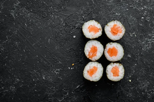 Sushi Maki配鲑鱼一片美味的寿司 日本菜 — 图库照片
