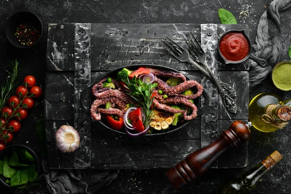 烤大章鱼 用黑色石板烤蔬菜 顶部视图 给你的文章腾出地方 — 图库照片