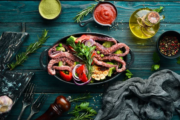 烤大章鱼 用黑色石板烤蔬菜 顶部视图 给你的文章腾出地方 — 图库照片