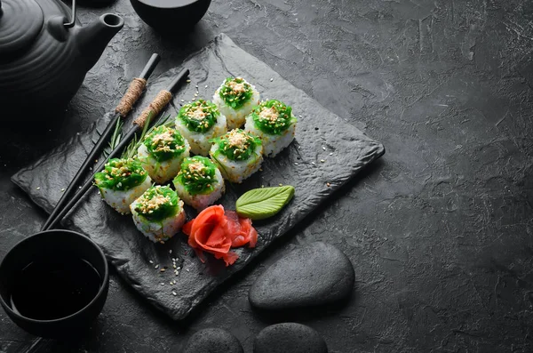 Sushi Rolls Kyoto Dengan Salmon Mentimun Dan Salad Chuka Sushi — Stok Foto
