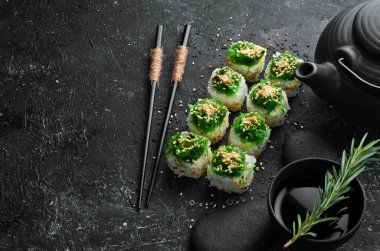 Suşi rulo - somon, salatalık ve Chuka salatası ile Kyoto. Suşi menü barı. Japon yemeği.