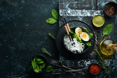 Yumurtalı erişte, brokoli ve ıspanak. Asya mutfağı. Üst Manzara. Metnin için boş yer.