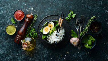 Yumurtalı erişte, brokoli ve ıspanak. Asya mutfağı. Üst Manzara. Metnin için boş yer.