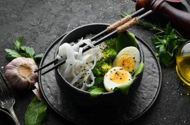 Yumurtalı erişte, brokoli ve ıspanak. Asya mutfağı. Üst Manzara. Metnin için boş yer.