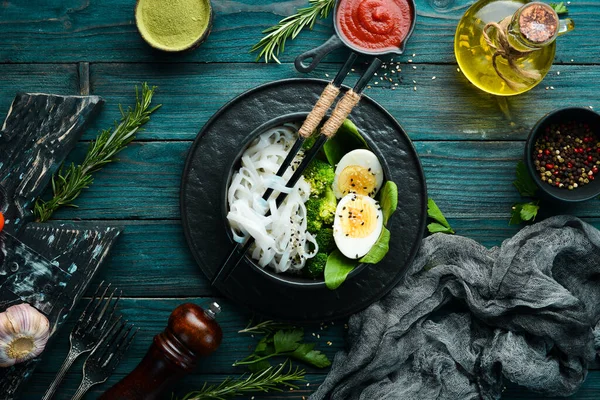 Makaron Ryżowy Jajkiem Brokułami Szpinakiem Kuchnia Azjatycka Widok Góry Wolne — Zdjęcie stockowe