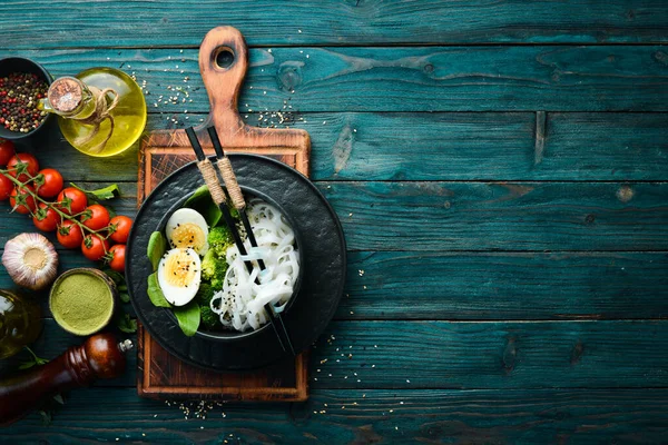 Fideos Arroz Con Huevo Brócoli Espinacas Cocina Asiática Vista Superior — Foto de Stock