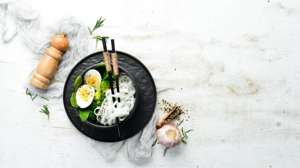 Makaron Ryżowy Jajkiem Brokułami Szpinakiem Kuchnia Azjatycka Widok Góry Wolne — Zdjęcie stockowe