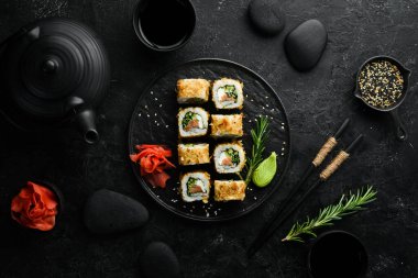Somon, peynir ve ton balıklı suşi Bonito. Geleneksel Japon suşi ruloları