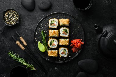 Somon, peynir ve ton balıklı suşi Bonito. Geleneksel Japon suşi ruloları