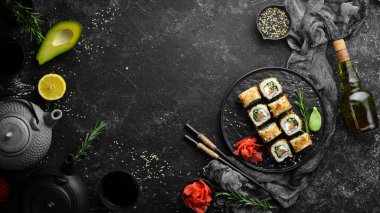 Somon, peynir ve ton balıklı suşi Bonito. Geleneksel Japon suşi ruloları