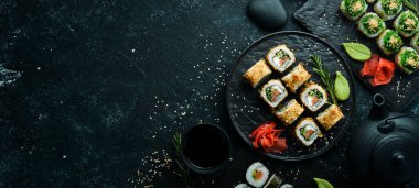 Somon, peynir ve ton balıklı suşi Bonito. Geleneksel Japon suşi ruloları