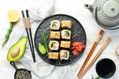 Somon, peynir ve ton balıklı suşi Bonito. Geleneksel Japon suşi ruloları