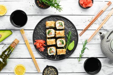Somon, peynir ve ton balıklı suşi Bonito. Geleneksel Japon suşi ruloları
