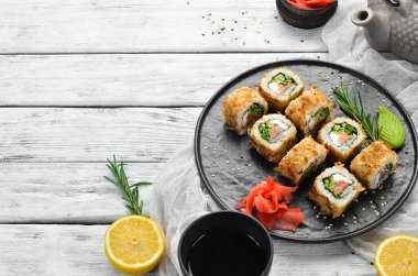 Somon, peynir ve ton balıklı suşi Bonito. Geleneksel Japon suşi ruloları