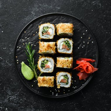 Somon, peynir ve ton balıklı suşi Bonito. Geleneksel Japon suşi ruloları
