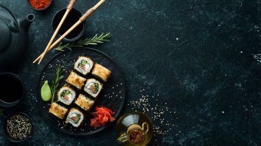 Somon, peynir ve ton balıklı suşi Bonito. Geleneksel Japon suşi ruloları