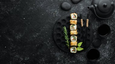 Somon, peynir ve ton balıklı suşi Bonito. Geleneksel Japon suşi ruloları