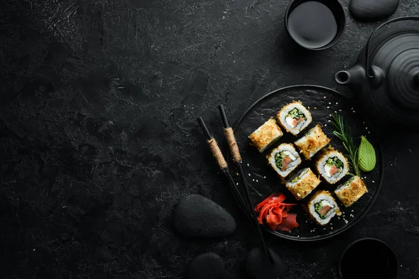 Sushi Bonito Dengan Salmon Keju Dan Tuna Chip Sushi Gulung — Stok Foto