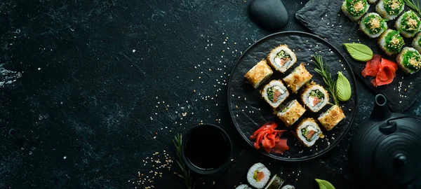 Sushi Bonito Lososem Sýrem Tuňákovými Lupínky Tradiční Japonské Sushi Rolky — Stock fotografie