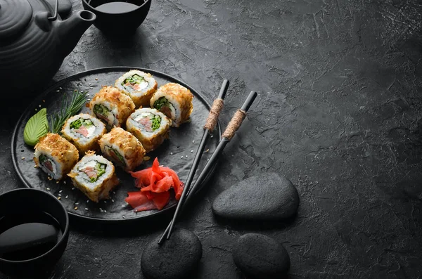 Sushi Bonito Con Salmone Formaggio Patatine Tonno Rotoli Sushi Giapponesi — Foto Stock