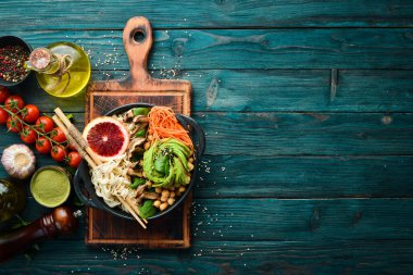 Buda kasesi. Erişte, nohut, avokado ve mantar. Sağlıklı yiyecekler. Üst Manzara. Metnin için boş yer.