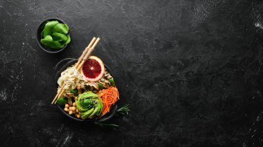 Buda kasesi. Erişte, nohut, avokado ve mantar. Sağlıklı yiyecekler. Üst Manzara. Metnin için boş yer.