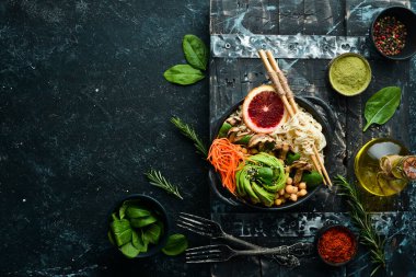 Buda kasesi. Erişte, nohut, avokado ve mantar. Sağlıklı yiyecekler. Üst Manzara. Metnin için boş yer.