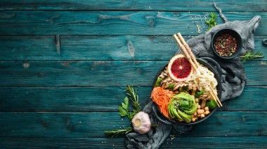 Buda kasesi. Erişte, nohut, avokado ve mantar. Sağlıklı yiyecekler. Üst Manzara. Metnin için boş yer.