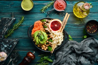 Buda kasesi. Erişte, nohut, avokado ve mantar. Sağlıklı yiyecekler. Üst Manzara. Metnin için boş yer.