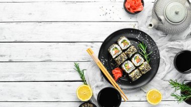 Sushi Rolls - Susamlı Kaliforniya, somon balığı ve avokado. Bir dizi suşi rulo deniz ürünü.