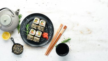 Sushi Rolls - Susamlı Kaliforniya, somon balığı ve avokado. Bir dizi suşi rulo deniz ürünü.